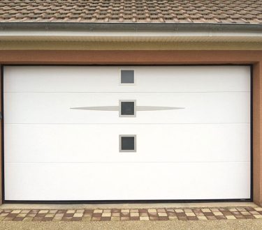 porte de garage blanche à hublots carrés