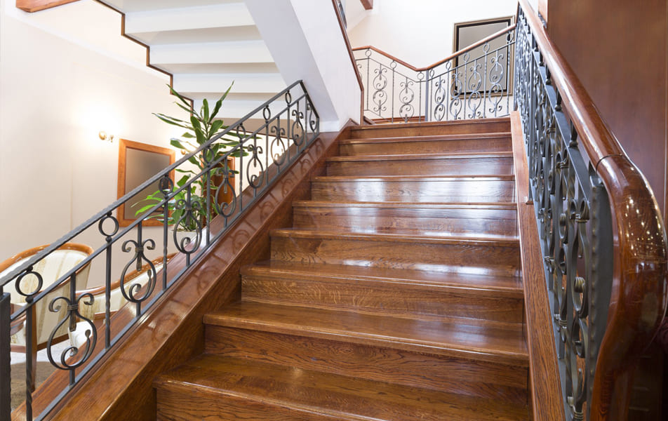escalier en bois massif dans le hall d'entrée d'une maison