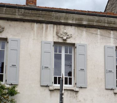 pose de fenêtre et volet blanc sur façade