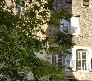 Changement fenêtres et volet battant sur belle façade en pierre apparente