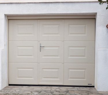 porte de garage blanc cassé avec portillon