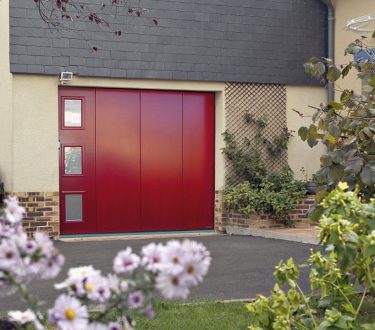 porte de garage latérale rouge avec des hublots cassette