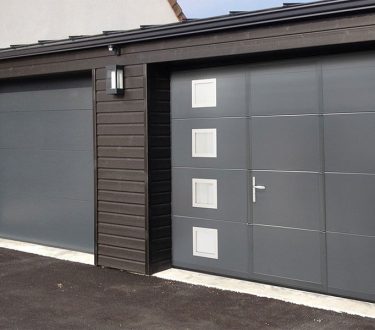 porte de garage grise avec des hublots carrés et un portillon