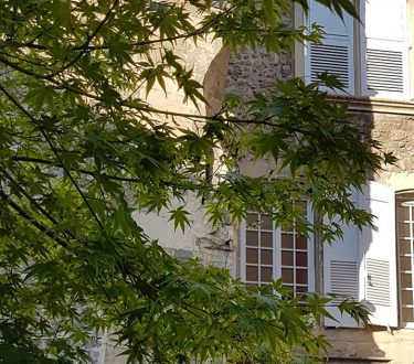 Volets battants sur belle façade en pierre apparente