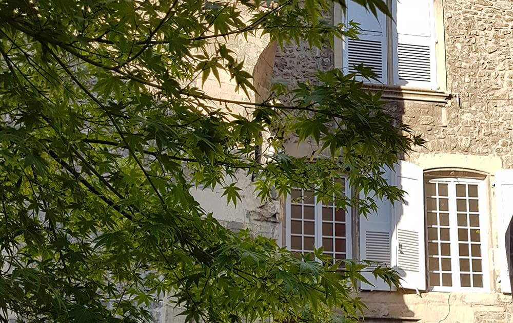 Volets battants sur belle façade en pierre apparente